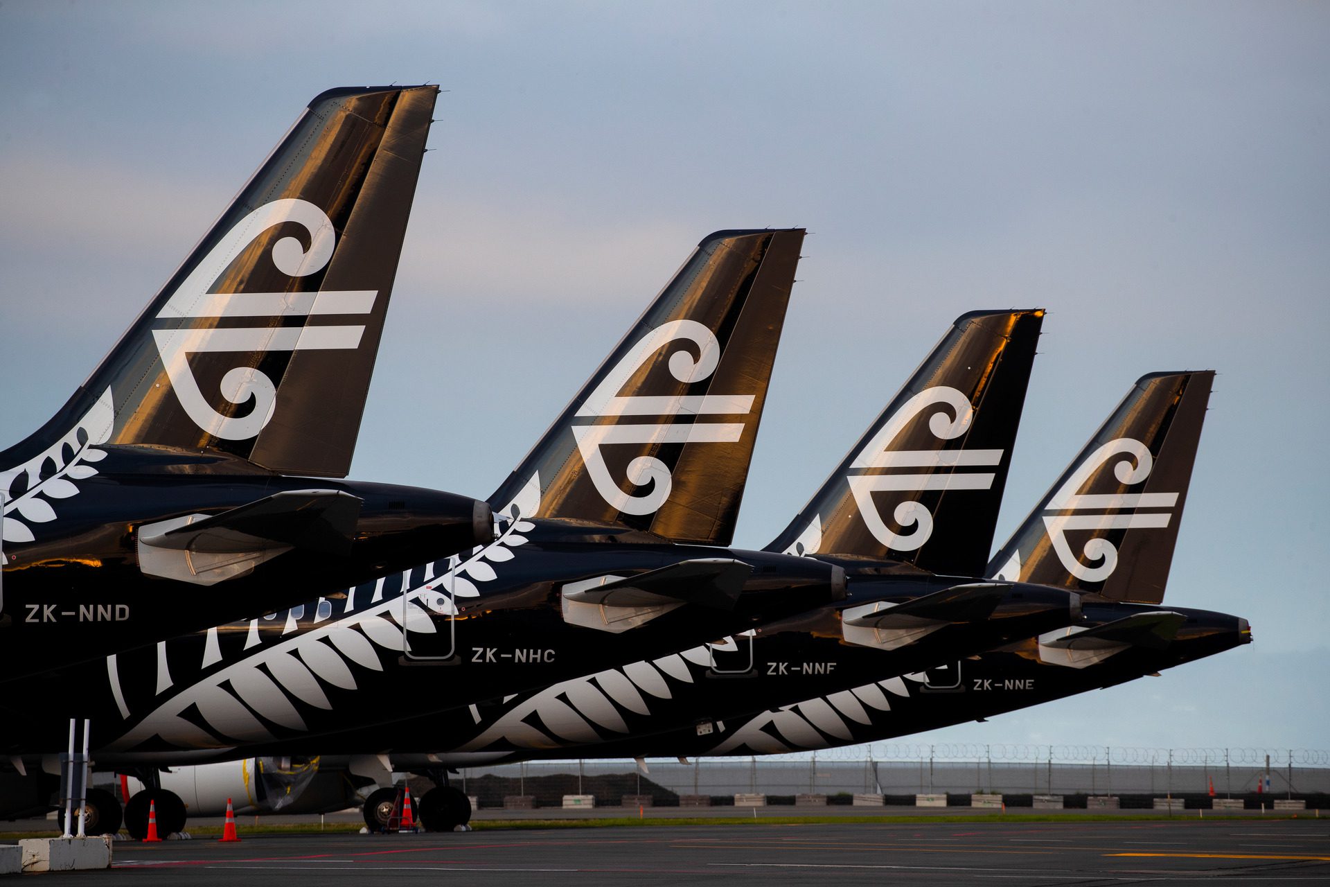 Air new zealand. Air New Zealand авиакомпания. Air New Zealand самолеты. Air New Zealand флот. Самолет черный Air New Zealand.