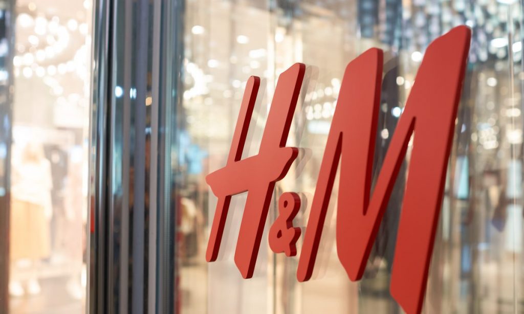 H&M temporarily suspends all sales in Russia - BBC News