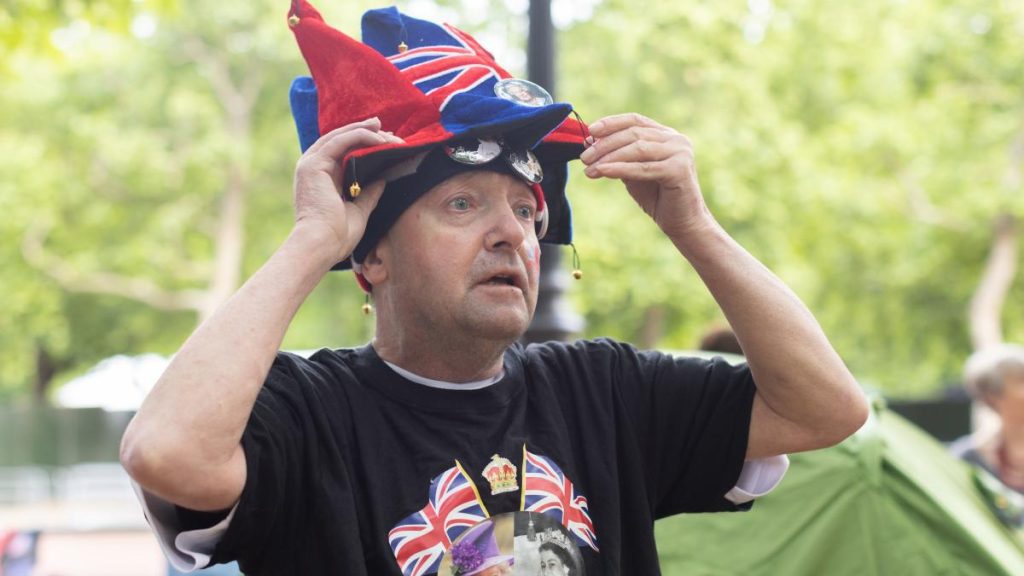 Royal fans begin camping outside Buckingham Palace